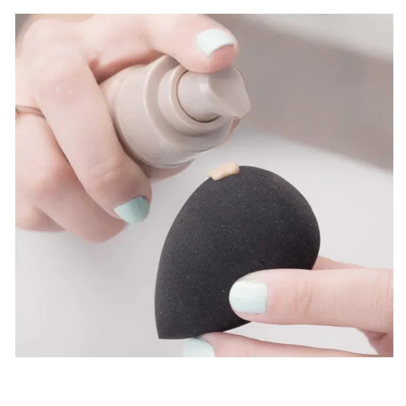 Éponge de maquillage noire Innovagoods avec fond de teint, cosmétique ALAZINA.