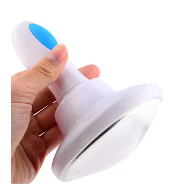 Main tenant un dégraisseur magnétique blanc avec poignée bleue, accessoire minceur ALAZINA.