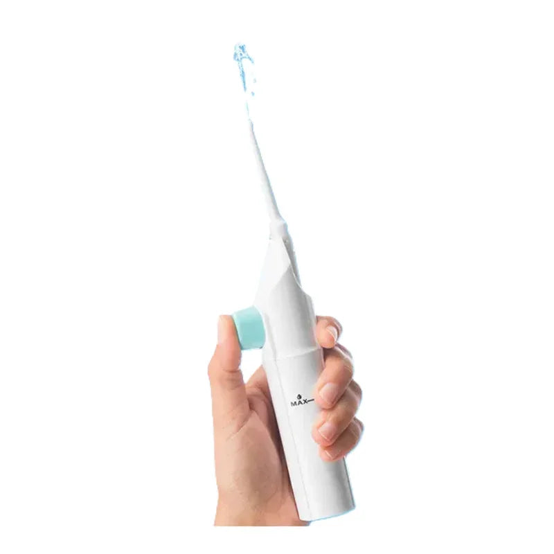 Hydropulseur dentaire blanc Innovagoods tenu en main, jet d'eau visible, Alazina soins bucco-dentaires
