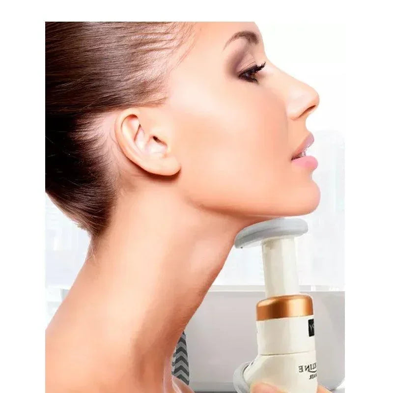 Femme utilisant un masseur raffermissant double menton pour soin visage chez Alazina