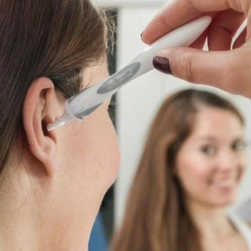 Femme utilisant un nettoyeur d'oreilles spirales, soin naturel ALAZINA dans une salle de bain