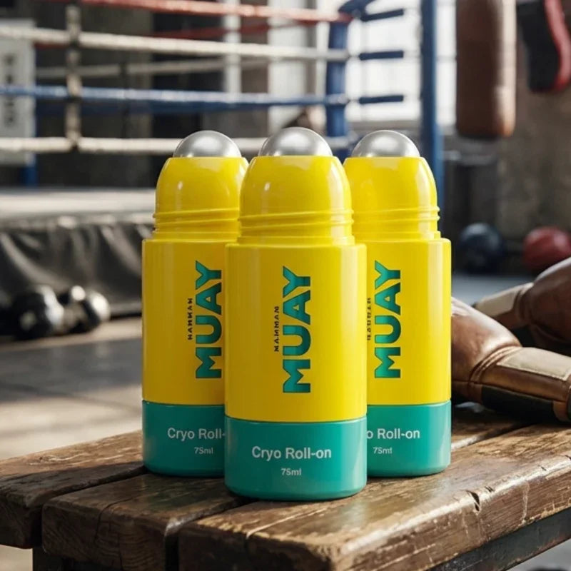 Lot de 3 Roll-on Namman Muay Cryo 75ml sur table en bois, ring de boxe en arrière-plan