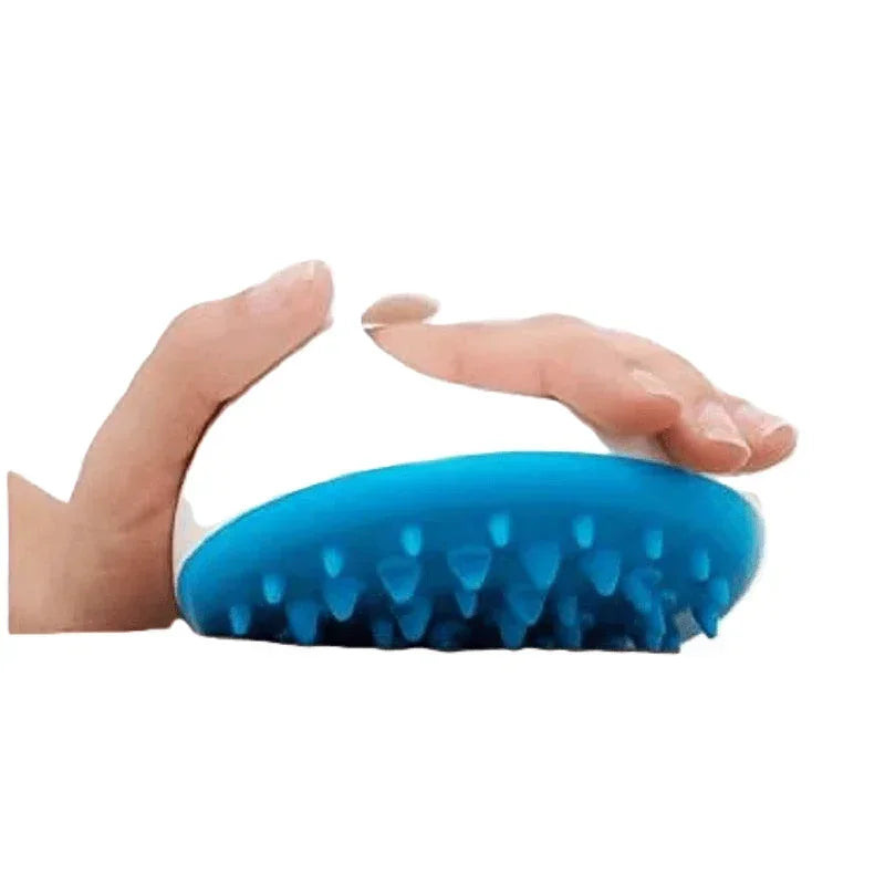 Brosse anti-cellulite bleue Innovagoods tenue en main, accessoire massage soins naturels Alazina