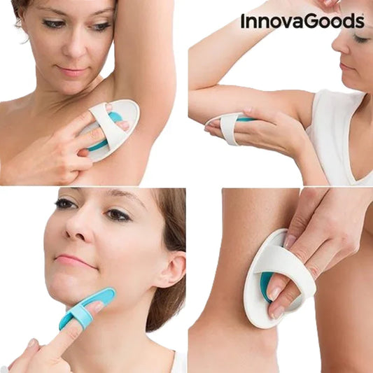 Femme utilisant un pad exfoliant électrique InnovaGoods sur visage, aisselles et jambes, soin naturel Alazina.
