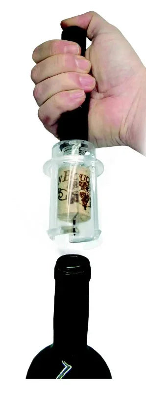 Tire-bouchon à aiguille transparent utilisé pour déboucher une bouteille de vin.