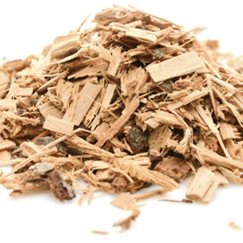 Copeaux d'aubier de tilleul en vrac, produit naturel Alazina, fond blanc