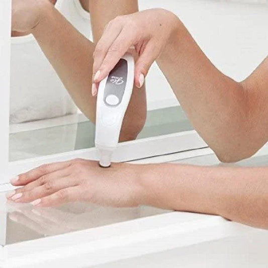 Femme utilisant un appareil microdermabrasion Glo Me sur la main, soin visage Alazina.