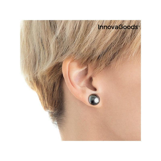 Femme avec courte coiffure portant une boucle d’oreille magnétique noire, ALAZINA cosmétiques